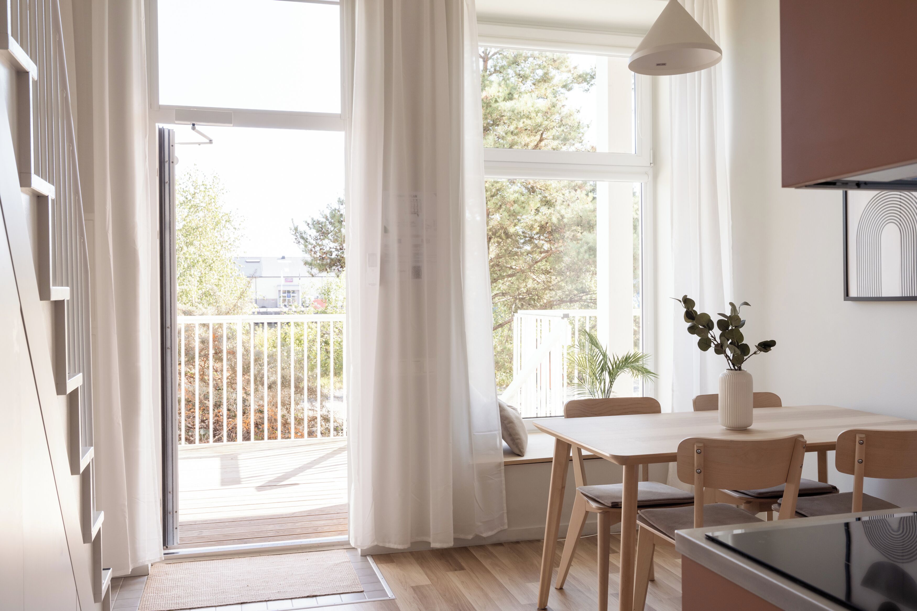 Townhouse | Espacio para trabajar con laptop y tabla de planchar con plancha 