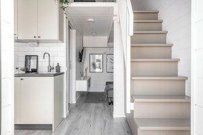 Habitación doble económica | Espacio para trabajar con laptop y tabla de planchar con plancha