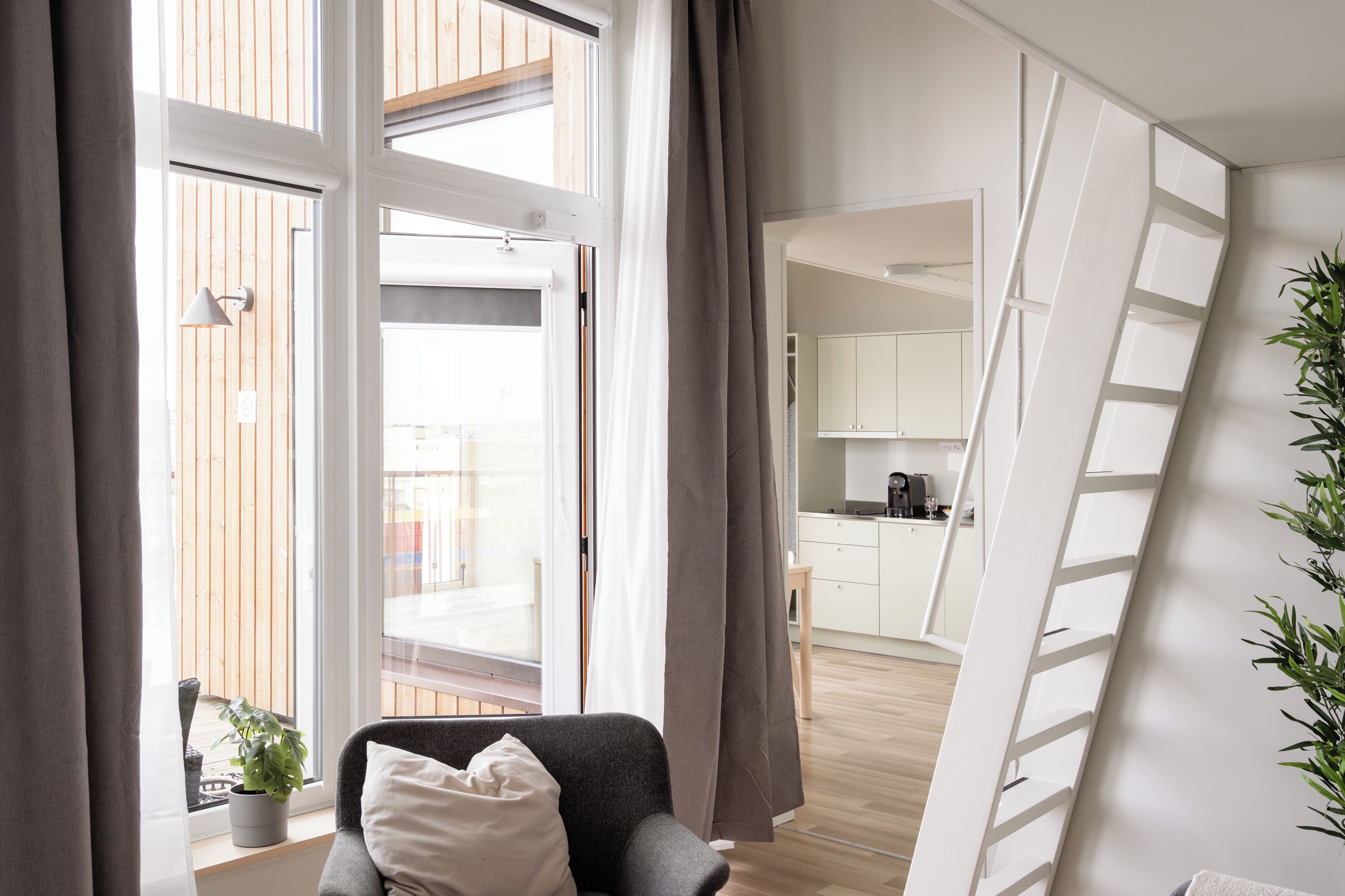 Skrivebord for bærbar PC, strykejern/-brett og wi-fi (inkludert)