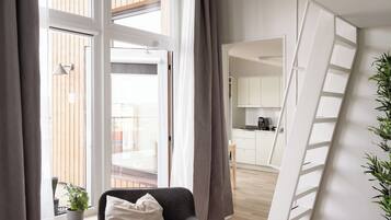 Skrivebord for bærbar PC, strykejern/-brett og wi-fi (inkludert)