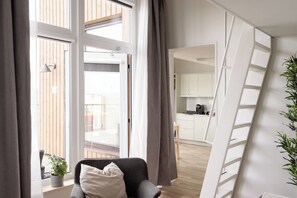 Espacio para trabajar con laptop y tabla de planchar con plancha