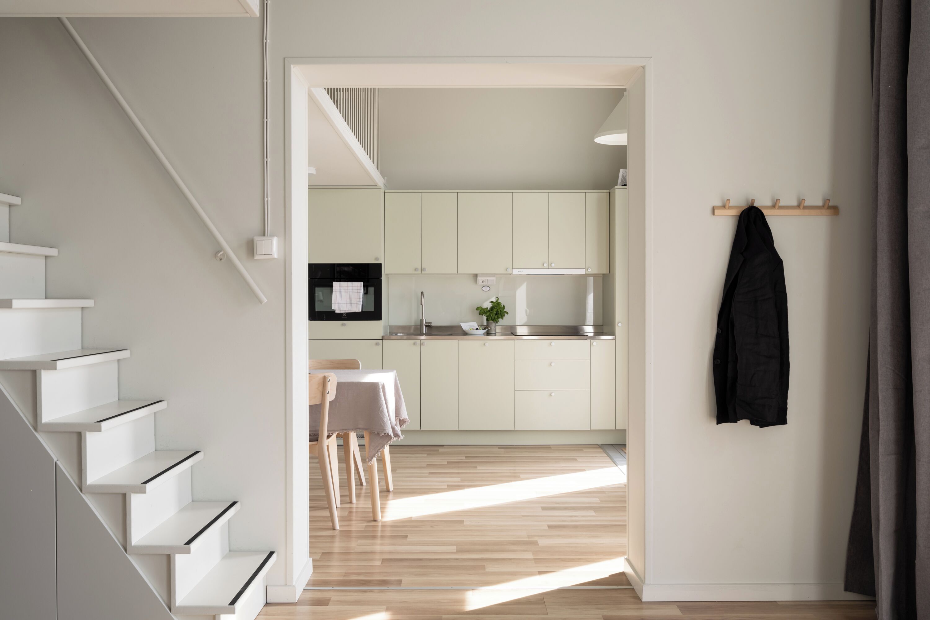 Skrivebord for bærbar PC, strykejern/-brett og wi-fi (inkludert)