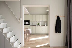 Espacio para trabajar con laptop y tabla de planchar con plancha