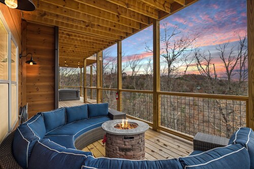 Huge 5 Bedroom w/ Hot Tub, Fire Pit, WiFi, Arcade, King Beds, LONG RANGE VIEW!