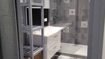 Douche, sĂšche-cheveux, papier toilette