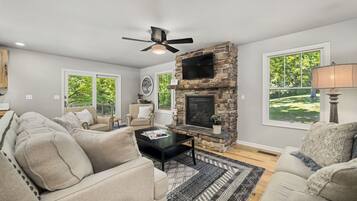 Smart TV, chimenea, futbolito y libros