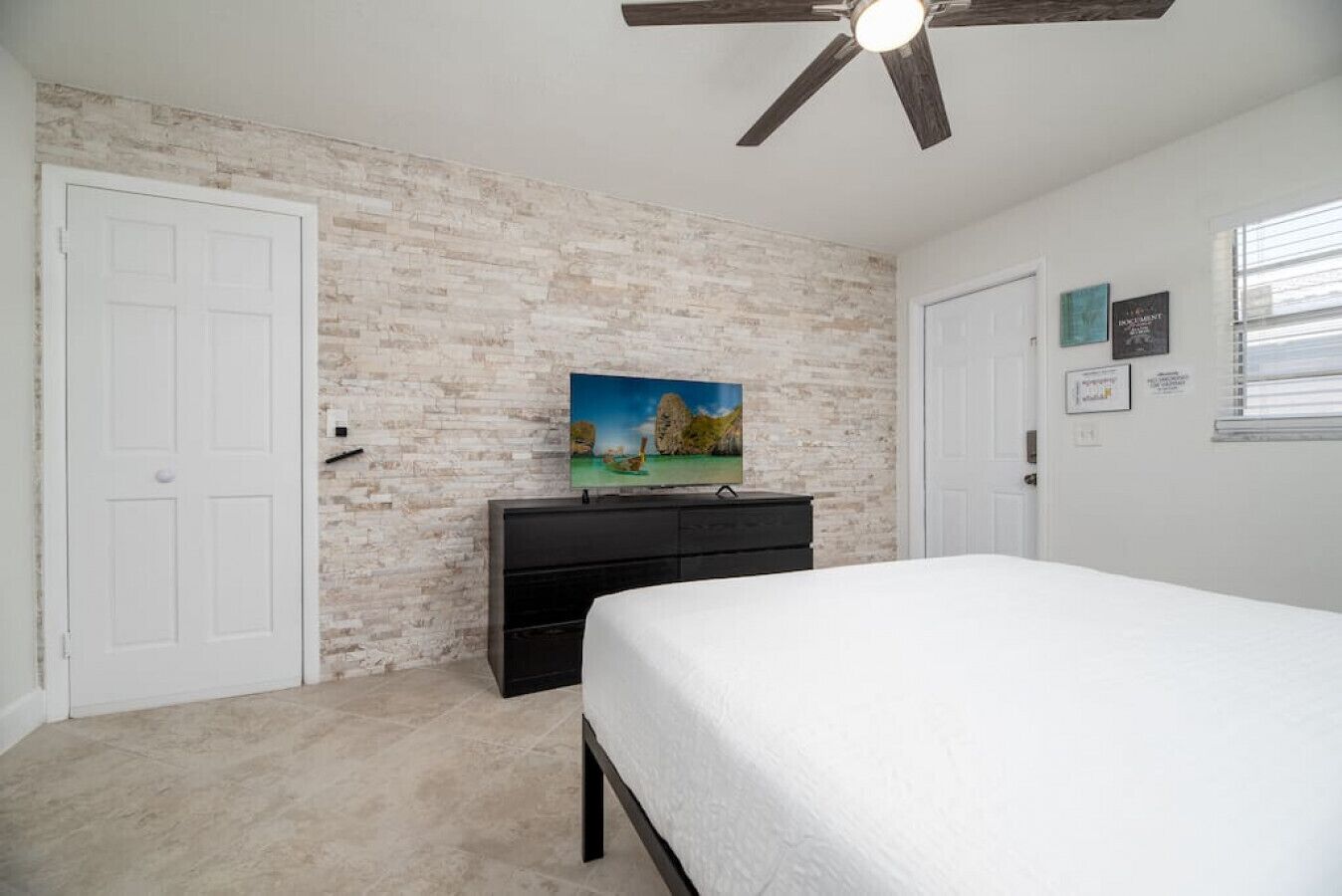 Een strijkplank/strijkijzer, wifi, beddengoed