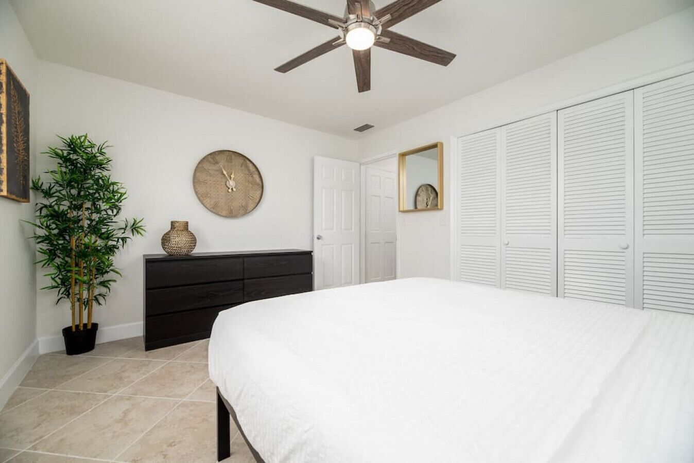 1 dormitori, planxa i posts de planxar, wifi i roba de llit 