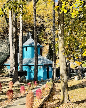 Exterior. Alunis Retreat