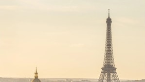 Une vue urbaine avec la Tour Eiffel et un dôme en arrière-plan.