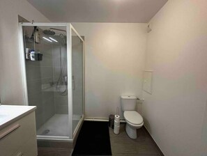 Serviettes fournies, savon, shampoing, papier toilette