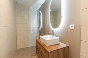 Apartamento, balcón, vistas a la ciudad | Baño