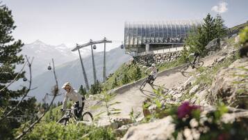 Een mountainbiketrail met een kabelbaan op de achtergrond.