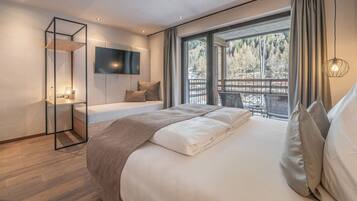 Triple Room | Edredones de plumas, caja fuerte, sistema de insonorización