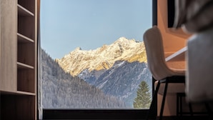 Una habitación con un amplio ventanal que ofrece vistas a la montaña.