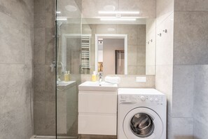Shower, hair dryer, towels, soap - Ferienwohnung am Meer, Urlaub auf der Insel Usedom, Apartment SUN Towers A49 (Świnoujście)