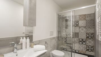 Apartament estàndard | Bany | Dutxa, assecador de cabells, bidet i tovalloles