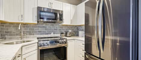 Fridge, microwave, stovetop, dishwasher