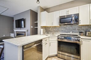 Fridge, microwave, stovetop, dishwasher - Pinnacle B12 beautiful one-bedroom close to the base of Killington with shuttle to the slopes everyday of the week. The outdoor pool, hot tub and tennis courts are open during summer only. (Killington)