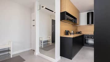 Frigorífico, horno, placa de cocina y utensilios de cocina