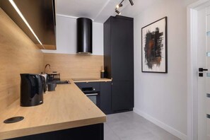 Fridge, oven, stovetop, electric kettle