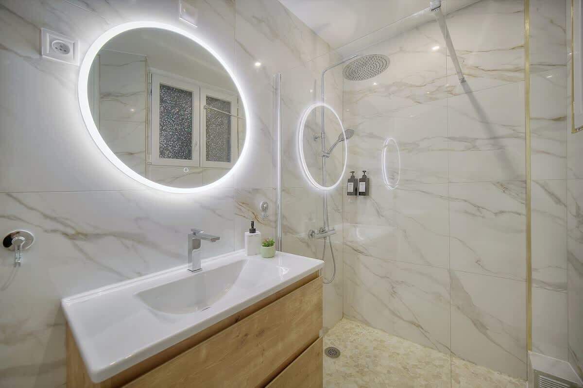 Douche, sèche-cheveux, serviettes fournies, shampoing