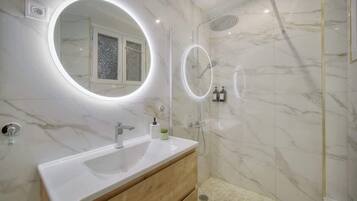 Douche, sèche-cheveux, serviettes fournies, shampoing