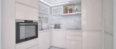 Réfrigérateur, four à micro-ondes, un four, surface de cuisson