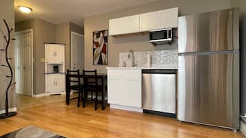 Kühlschrank, Mikrowelle, Wasserkocher mit Kaffee-/Teezubehör, Toaster