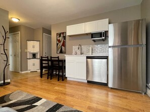 Fridge, microwave, coffee/tea maker, toaster - Private king suite DBQ (Dubuque)