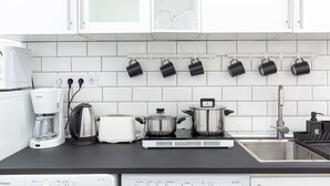 Kaffetrakter/tekoker, kjøleskap, mikrobølgeovn og kokeplater