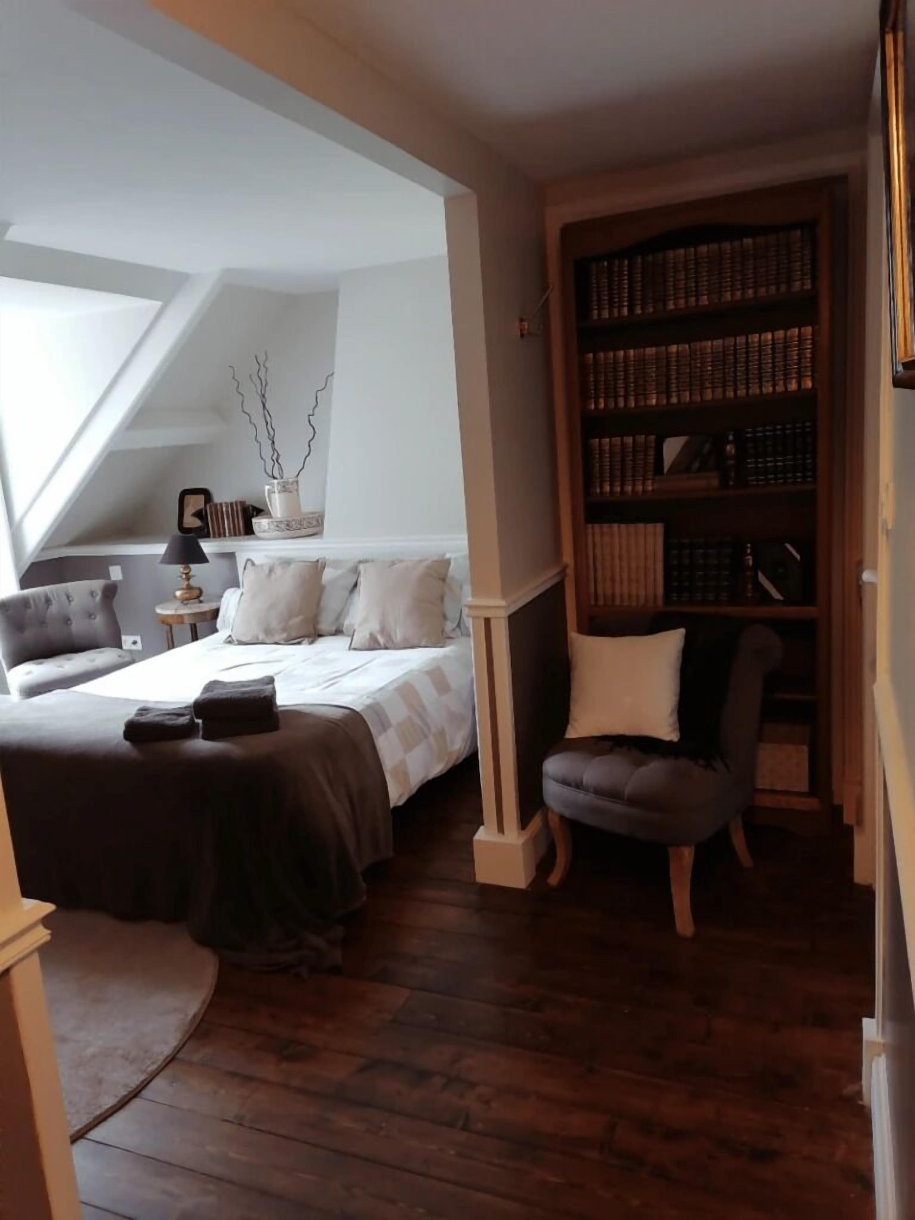 Laptop workspace, soundproofing, free WiFi, bed sheets