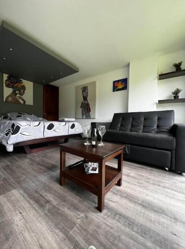 Interior - Lugar muy Tranquilo con el Suave Sonido del Río (Antioquia)