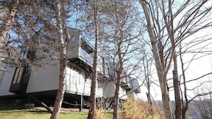 Un bâtiment moderne doté d’une architecture originale, caractérisé par un toit en pente et une large avancée.