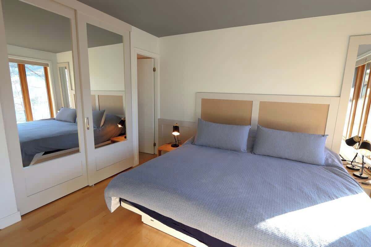 4 bedrooms, desk, WiFi, bed sheets