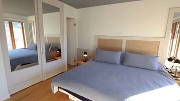 4 bedrooms, desk, WiFi, bed sheets