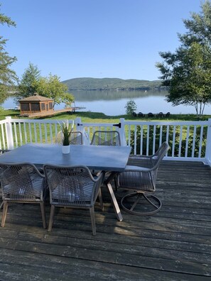 Outdoor dining - A Peaceful Waterfront Escape | La Perle du Lac (Dégelis)