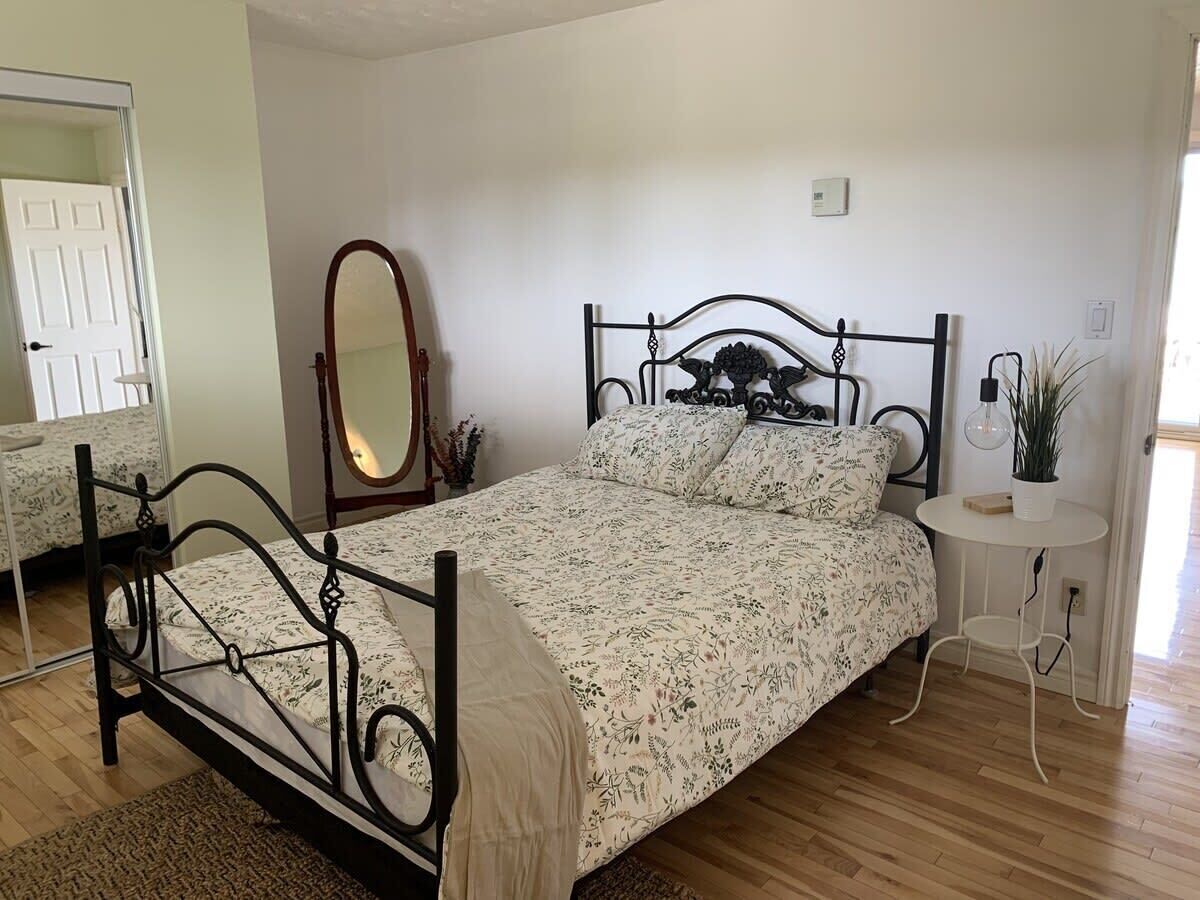 3 bedrooms, desk, WiFi, bed sheets