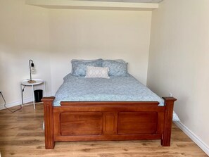 3 bedrooms, desk, WiFi, bed sheets