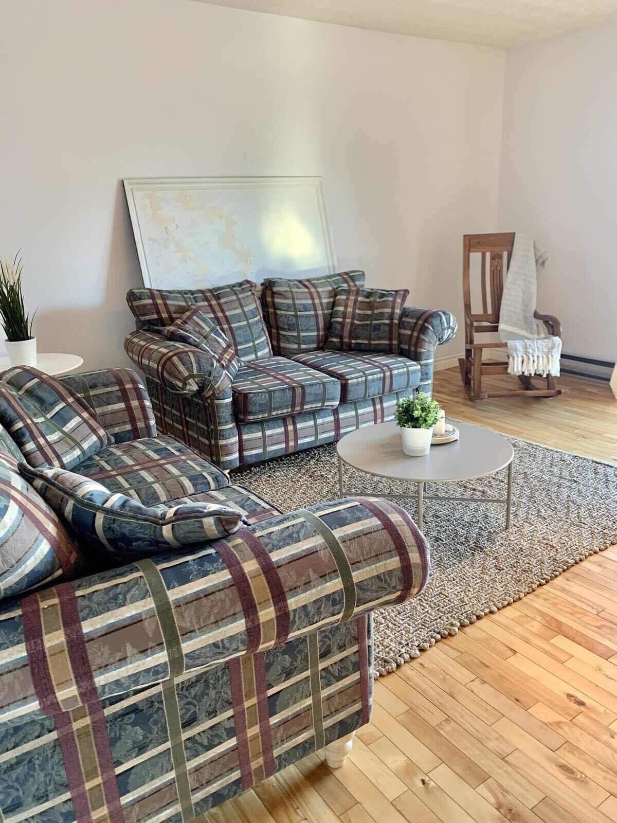 Televisión, chimenea y oficina 