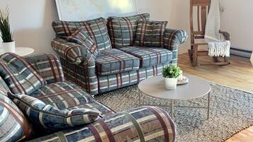 Televisie, een open haard en een kantoor