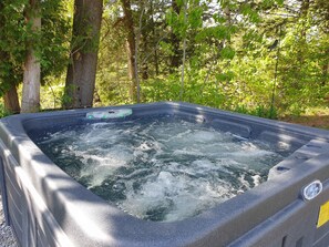 Outdoor spa tub - Nature Escape & Comfort | Chalet Le Mignon (Lourdes-de-Joliette)