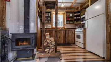 Fridge, microwave, oven, coffee/tea maker