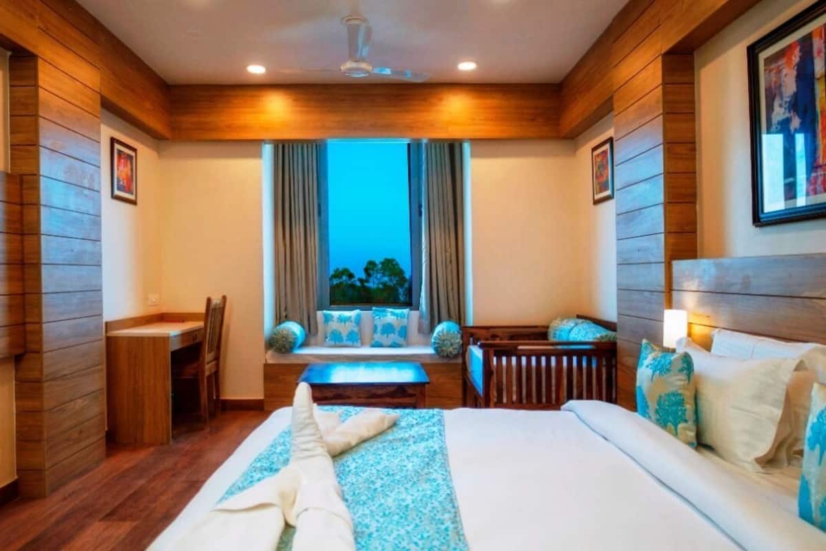 Habitación triple familiar | Ropa de cama de alta calidad y escritorio