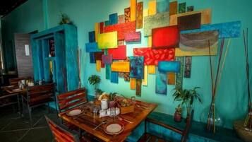 Café da manhã com buffet todos os dias (INR 265 por pessoa)