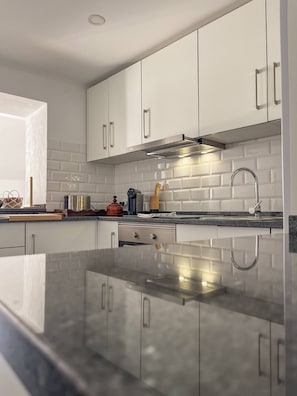 Wasserkocher mit Kaffee-/Teezubehör, Kühlschrank, Mikrowelle, Ofen