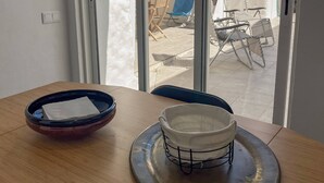 Una habitación con una mesa de madera, un cuenco y una silla.