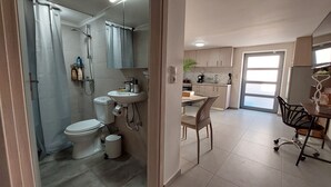 A modern bathroom with a toilet, sink, and shower. - Cozy suite, by Spyros & Marina, near to the city centre & old venetian harbour  (Chania)
