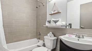 أحواض استحمام وحجيرات دش منفصلة، دُش غزير، مجففات شعر، مناشف