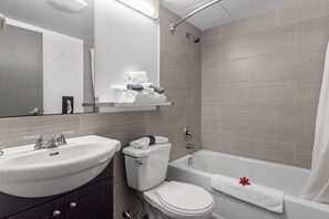 Separate tub and shower, rainfall showerhead, hair dryer, towels - Restauparc Motel (Casselman)